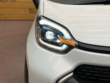 【LEDヘッドライト】悪天候や夜間走行時も良好な視界を確保し安心して運転できる高輝度LEDヘッドライトを装備!点灯速度が早く、消費電力も抑えられています。
