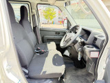 運転席シート廻りは使用感も少なく、良好な状態となっています。前オーナー様が丁寧に使っていたことがよくわかりますね。