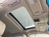 【サンルーフ】ボタンひとつで開閉可能!開放感たっぷりのサンルーフが装着されています!車内に明かりを取り入れたり景色を楽しむ以外にも、よどみがちな車内の空気も簡単に換気できて快適です!