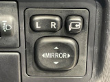 【電動格納ミラー】サイドミラーは電動格納式となっており、狭い駐車場でもキズがつくリスクを抑えられます。