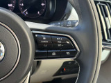 【マツダ・レーダー・クルーズ・コントロール】ハンドルに付いているボタン操作で、自動で車間距離や速度をコントロールし、長距離走行時などのドライバーの負担を軽減します。