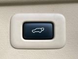 【パワーバックドア】スマートキーや運転席のボタンを押すだけでリアゲートが自動で開閉します!荷物を持っている時や、高い位置にあるバックドアを閉める際に便利な機能です♪