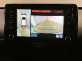 【パノラミックビューモニター】映像で、見づらい車両周辺の確認をアシスト。クルマを真上から見ているような映像を表示。 運転席から確認しにくい車両周囲の状況を把握。