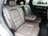 後部座席も広々スペースです。大きな座面とリクライニング機能でゆったりロングドライブをお楽しみいただけます。