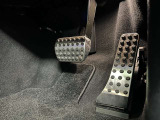 当店でお車をご購入のお客様はオーナー様専用保険「メルセデス・ベンツ保険」にご加入頂けます。飛来物によるフロントガラス破損やパンクによるタイヤ交換の際に、修理費用の一部をお支払いしております。