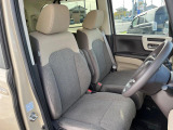 運転席まわりには十分なスペースがあり、大柄な方でもゆったり運転していただける環境です。
