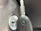 【キーレス】少し離れた場所からでもボタン一つでドアの開錠・施錠ができるのでとっても便利!ドアの鍵穴周りに傷をつけることもありません