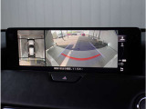 【360&deg;ビュー・モニター】専用カメラにより上から見下ろしたような視点で360度クルマの周囲を確認することができます。駐車が苦手な方でも縦列駐車や幅寄せ時に活躍してくれます。