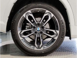 【BMWアロイホイル】軽量かつ強度に拘ったアロイホイル。走行性能ポテンシャルを引き出す設計。車の足元を引き締めてくれる大きなポイントはアロイホイルです。