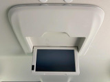 【フリップダウンモニター】大画面モニターで後席でもエンタメをお楽しみいただけます。小さなお子様にも大人気の装備です♪