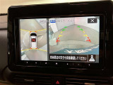 複数のカメラの映像をもとに、クルマを真上から見ているような映像をドライバーに提供し駐車をサポートする機能です。