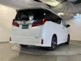 バックカメラが付いているので後方確認が非常にしやすいです。今や運転初心者も熟練者も必須装備!ついていて損はないですね♪