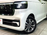 【LEDヘッドライト】悪天候や夜間走行時も良好な視界を確保し安心して運転できる高輝度LEDヘッドライトを装備!点灯速度が早く、消費電力も抑えられています。