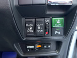 運転席の手元で両側スライドドアの開閉操作が可能です。