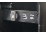USBオーディオ用ソケットがついていますので携帯電話などを接続すれば音楽等の再生が可能です!充電用ソケットもございます!