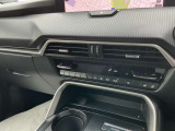 オート式エアコンは操作性が良好です。運転席と助手席にはシートヒーターが装備されており、座面と背もたれをすばやく温め、寒い時期にも快適な運転環境を提供します。