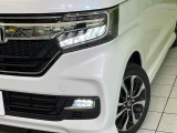 【LEDヘッドライト】悪天候や夜間走行時も良好な視界を確保し安心して運転できる高輝度LEDヘッドライトを装備!点灯速度が早く、消費電力も抑えられています。