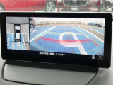 360&deg;ビューモニターは、車両周囲の状況をモニターで確認できる安全装備です。駐車時や狭い場所での運転時に役立ち、運転に不慣れな方でも安心して操作できるようにサポートしてくれます。