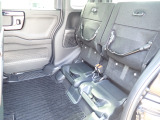◆チップアップ&ダイブダウン機構付【ULTR SEAT】は後席座面を左右分割で跳ね上げることができます。トランクで積載できない背の高い荷物をラクラク収納できます。ホンダ車ならではの人気装備です。