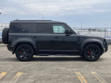 【プライバシーガラス 】プライバシーガラスにより車全体を引き締まった印象にします。もちろん防犯にもつながります。