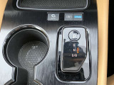 e-POWERならではのシフトレバーで、バックやドライブなどの切り替えがラクラクです!