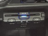 【ETC】有料道路を利用する際に料金所で停止することなく通過できる、ETC車載器(ノンストップ自動料金収受システム機器)が装備されています。セットアップを行うことで利用可能になります。