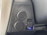 【アクセサリーソケット(電源ソケット)】電源からケーブルをつなげば、スマートフォンなどの電子機器の充電などを行うことができます!ゲーム機器や、カメラの充電にも便利ですね。
