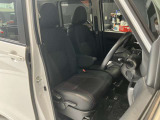 明るい基調のツートンカラーのシートです。座面も広く長時間の運転でも疲れにくくなっています☆シートリフターも付いているので乗る方の身長に合わせて調整が可能です♪
