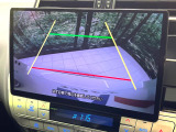 【バックカメラ】駐車時に後方がリアルタイム映像で確認できます。大型商業施設や立体駐車場での駐車時や、夜間のバック時に大活躍!運転スキルに関わらず、今や必須となった装備のひとつです!