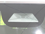 【ホンダセンシング】走行中に前方の車両等を認識し、衝突しそうな時は警報とブレーキで衝突回避と被害軽減をアシスト。より安全にドライブをお楽しみいただけます。