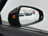●アウディサイドアシスト『後方の死角を並走する車両を検知しドアミラーの内側のLEDが点灯。ドライバーに注意を促し事故を未然に防ぐシステムです。』