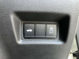 安全に関するスイッチやトランクオープナーのスイッチが配置されています。