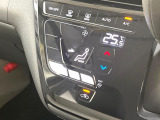 【オートエアコン】一度お好みの温度に設定すれば、車内の温度を検知し風量や温度を自動で調整。暑い&hellip;寒い&hellip;と何度もスイッチ操作をする必要はありません。快適な車内空間には必須の機能ですね♪