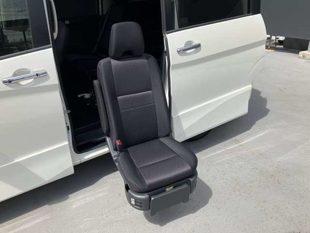 セレナ 2.0 ハイウェイスター セカンドスライドアップシート 4WD 