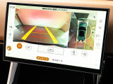 【3Dサラウンドカメラ】は狭い場所でも安心して駐車できるようにサポート。タッチスクリーンの表示と音で障害物との距離を確認できます。車幅感覚に慣れていない方や駐車の苦手な方には必見の装備といえます♪