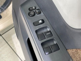 【電動格納ミラー】サイドミラーは電動格納式となっており、狭い駐車場でもキズがつくリスクを抑えられます。