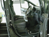 すわり心地の良い運転席・助手席です。長時間のドライブの疲れ軽減に貢献します。どうぞ快適なドライブを。