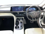 運転席周りのレイアウトをご覧ください。ナビゲーションが綺麗に装着されすっきり収まってますね!