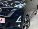 【LEDヘッドライト】悪天候や夜間走行時も良好な視界を確保し安心して運転できる高輝度LEDヘッドライトを装備!点灯速度が早く、消費電力も抑えられています。
