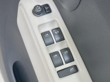 【電動格納ミラー】サイドミラーは電動格納式となっており、狭い駐車場でもキズがつくリスクを抑えられます。