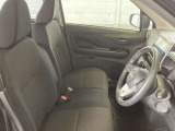 前席 黒を基調としたシートでベンチシートになっています。