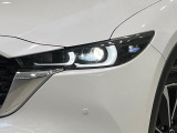 【LEDヘッドライト】悪天候や夜間走行時も良好な視界を確保し安心して運転できる高輝度LEDヘッドライトを装備!点灯速度が早く、消費電力も抑えられています。