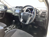 高いホールド性で運転姿勢が安定します。長距離ドライブでも疲れにくいのが魅力です。快適なドライビングライフをお送りください♪