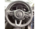 ステアリングスイッチについて: 手を離さず操作可能。運転に集中できて安全です。You can operate it without taking your hands off the wheel. It helps you focus and stay safe.