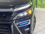【LEDヘッドライト】悪天候や夜間走行時も良好な視界を確保し安心して運転できる高輝度LEDヘッドライトを装備!点灯速度が早く、消費電力も抑えられています。