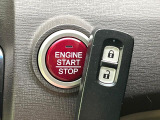 【Hondaスマートキー】カバンやポケットに入れたままでもドアの施錠・解錠が可能なスマートキーを装備。エンジンのオン・オフ時もカギを取り出す必要が無いからとっても便利です♪