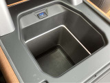 【コンフォート&コンビニエンスパック メーカーop価格￥134000】フロントセンターコンソール急速クーラーボックス。センターコンソールに内蔵された急速クーラーボックスは、飲み物などを冷たく保つことができます!