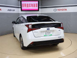 リア、後ろです。後ろから見ると車の印象が変わって見えますね。前、横と同じく考え抜かれたデザインです。
