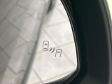 【ブラインドスポットモニター】走行中、ドアミラーの死角になりやすい箇所に後続車が接近するとサイドミラーのレンズに警告を表示!ドライバーに注意喚起をしてくれます。
