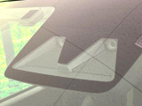 【スマートアシスト】走行中に前方の車両等を認識し、衝突しそうな時は警報とブレーキで衝突回避と被害軽減をアシスト。より安全にドライブをお楽しみいただけます。